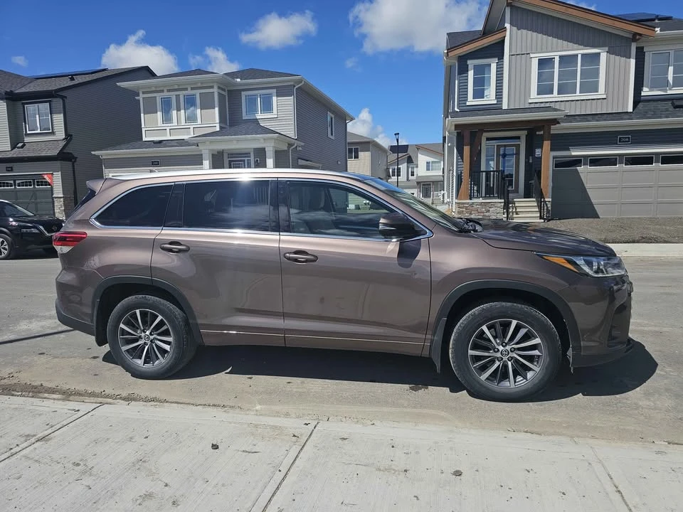 2017 Toyota Highlander - Image 2 of 8