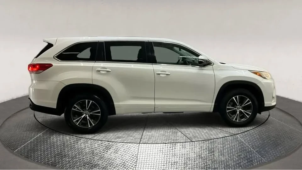 2017 Toyota Highlander - Image 10 of 19