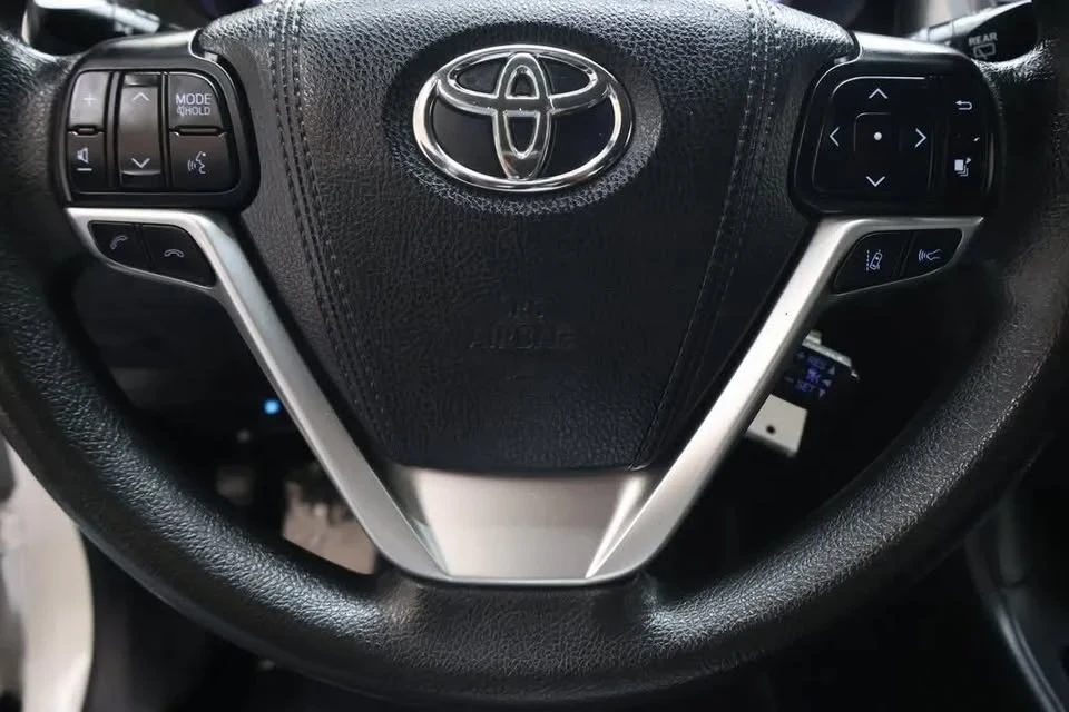 2017 Toyota Highlander - Image 16 of 19