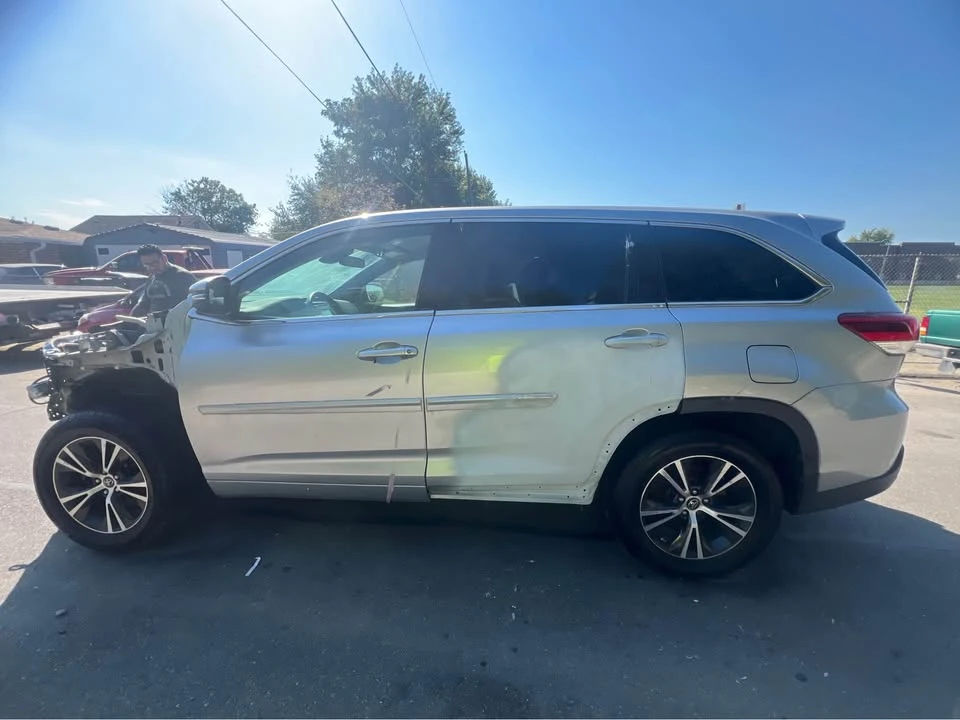 2017 Toyota Highlander - Image 8 of 12