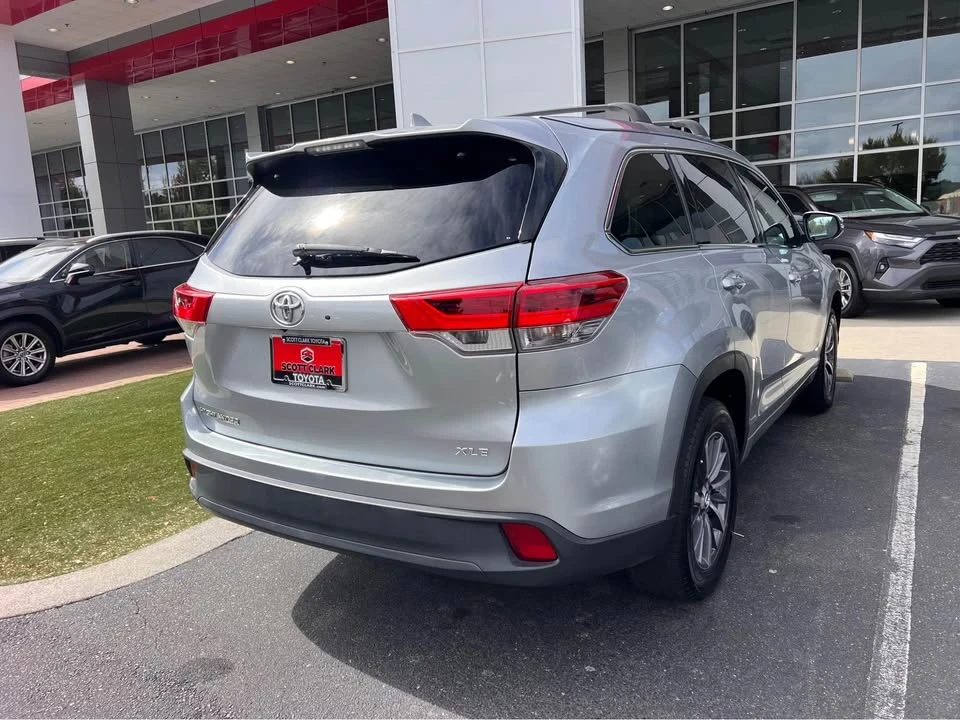 2017 Toyota Highlander - Image 7 of 9