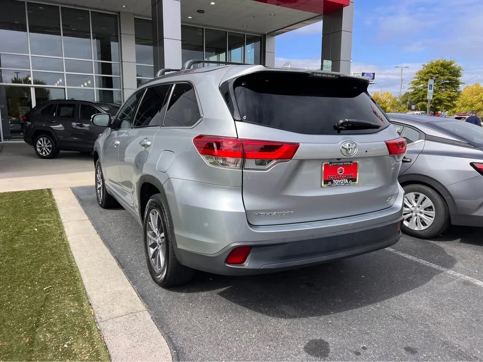 2017 Toyota Highlander - Image 6 of 9