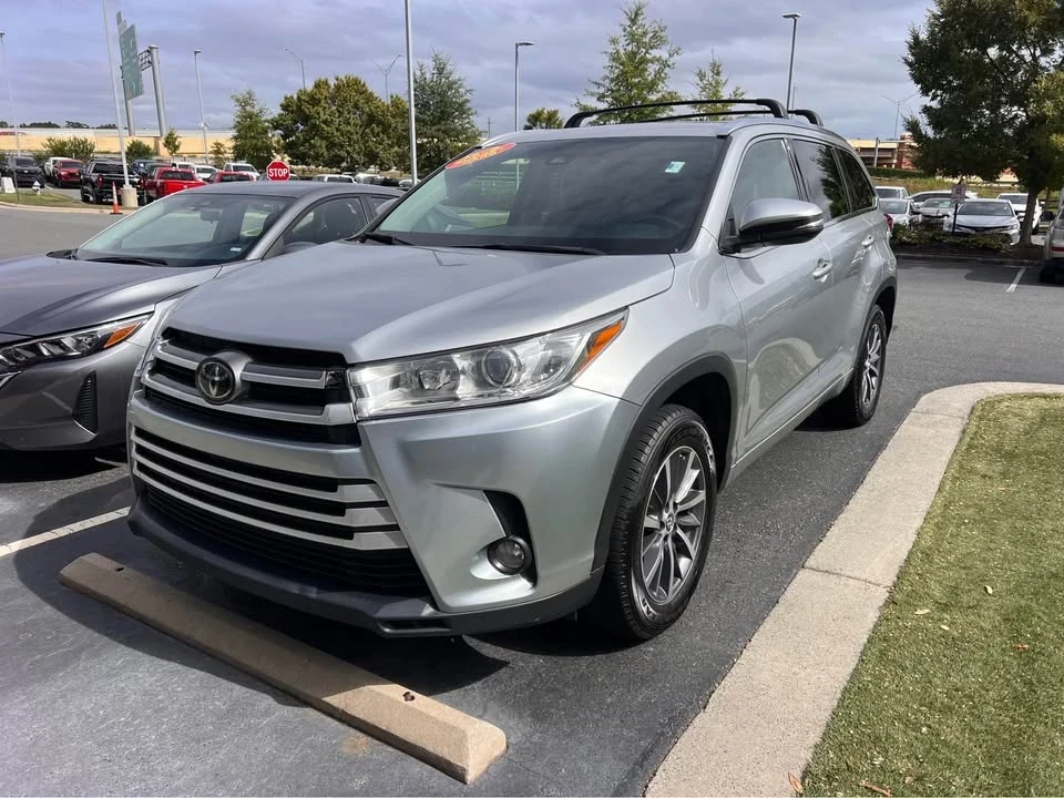 2017 Toyota Highlander - Image 2 of 9