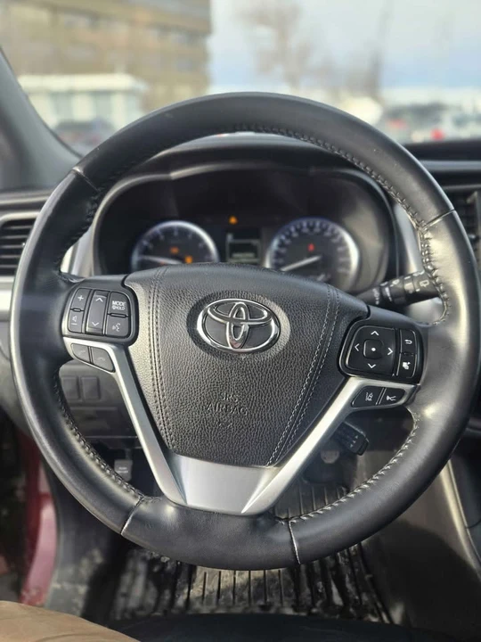 2017 Toyota Highlander - Image 8 of 13
