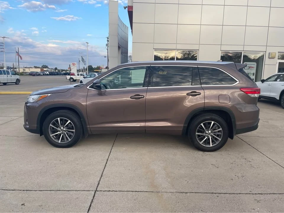 2017 Toyota Highlander - Image 2 of 7