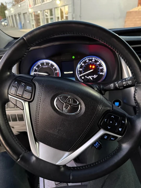 2017 Toyota Highlander - Image 4 of 9