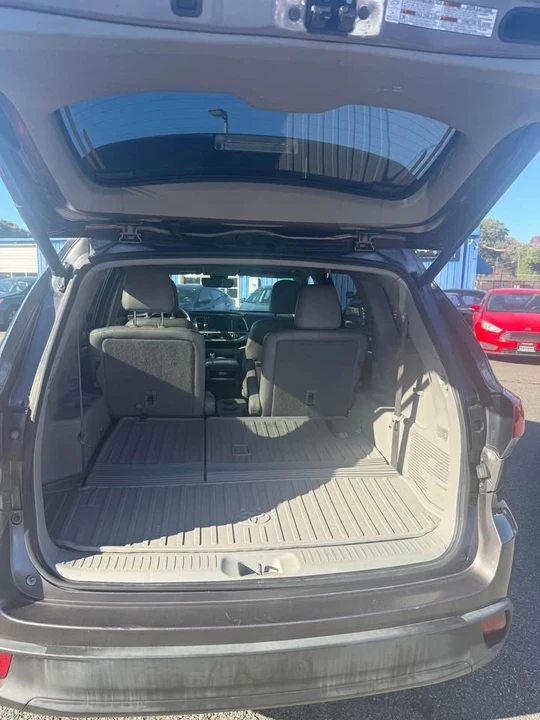 2017 Toyota Highlander - Image 9 of 17