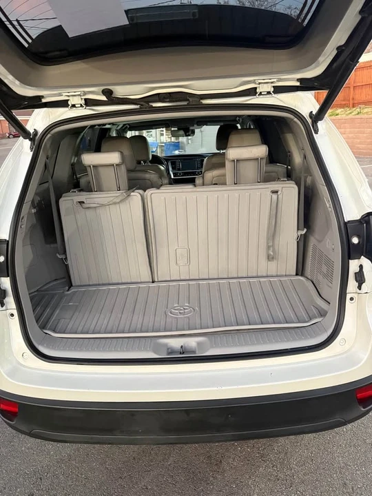 2017 Toyota Highlander - Image 8 of 9