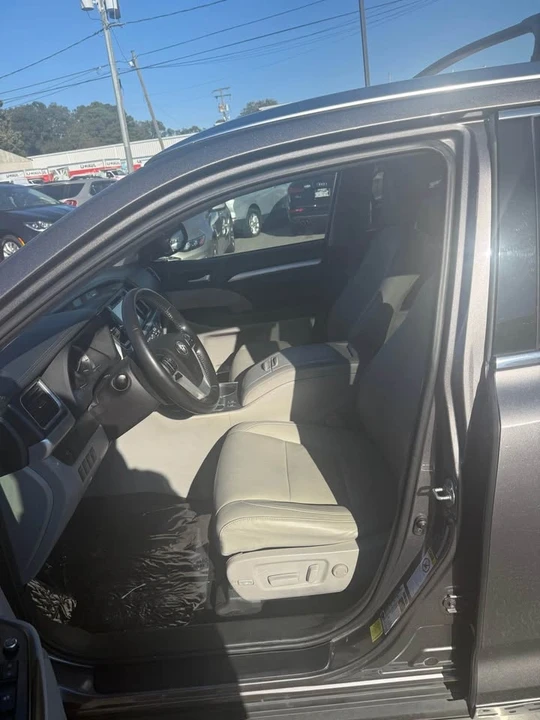 2017 Toyota Highlander - Image 10 of 17