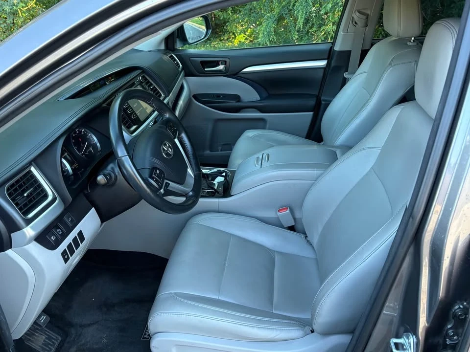 2017 Toyota Highlander - Image 10 of 20