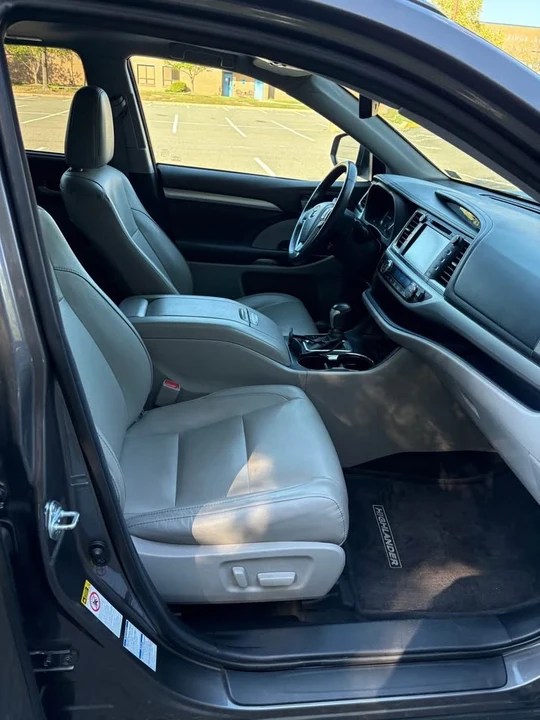 2017 Toyota Highlander - Image 12 of 20
