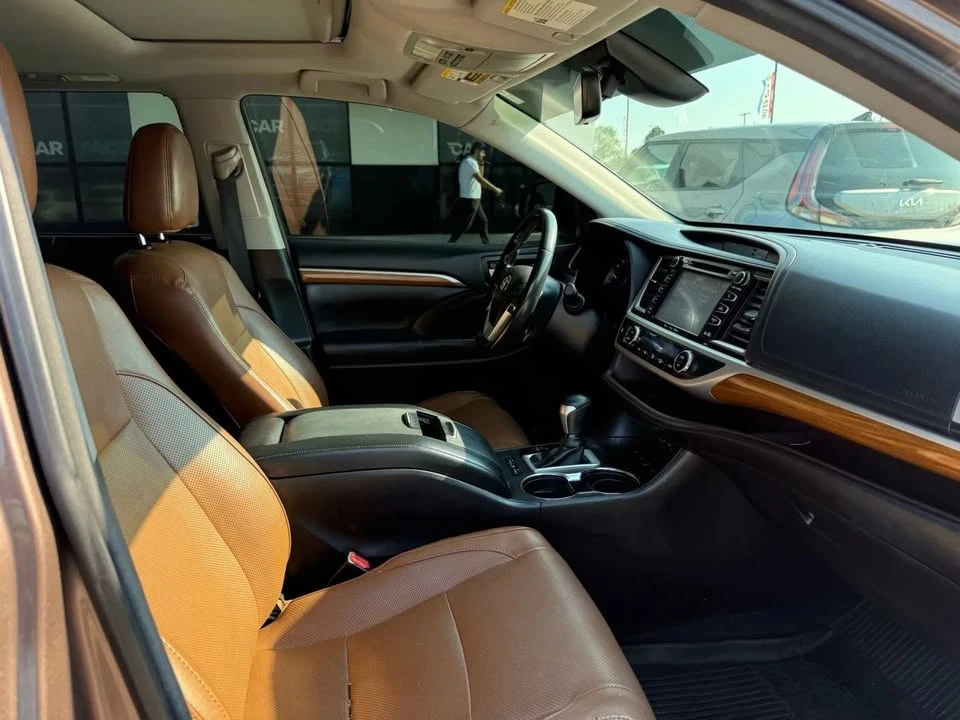 2017 Toyota Highlander - Image 12 of 20
