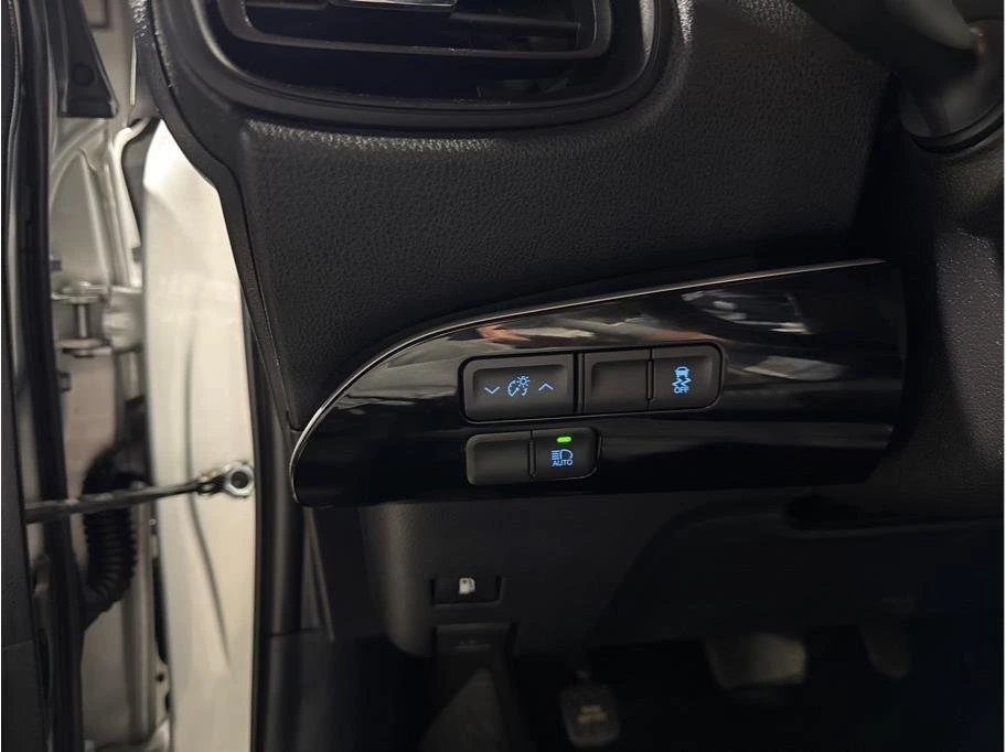 2017 Toyota Prius 4th Gen - Image 16 of 20
