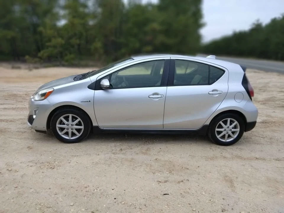 2017 Toyota Prius - Image 2 of 18