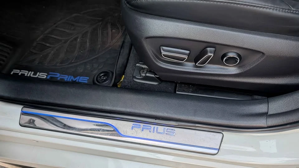 2017 Toyota Prius 4th Gen - Image 10 of 14