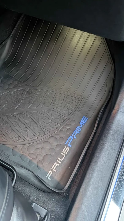 2017 Toyota Prius 4th Gen - Image 9 of 14