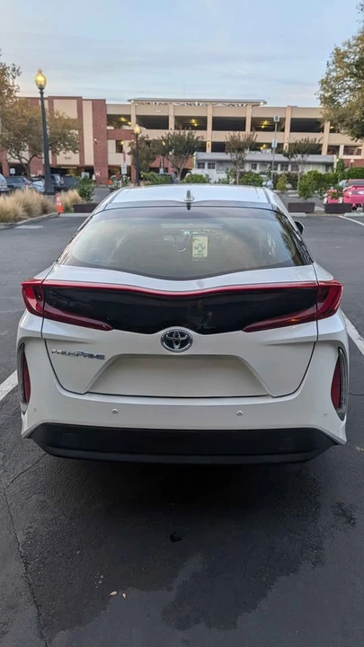 2017 Toyota Prius 4th Gen - Image 13 of 14