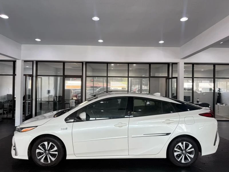2017 Toyota Prius 4th Gen - Image 3 of 15