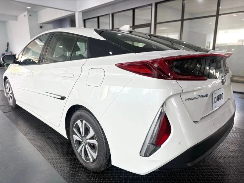 2017 Toyota Prius 4th Gen - Image 4 of 15