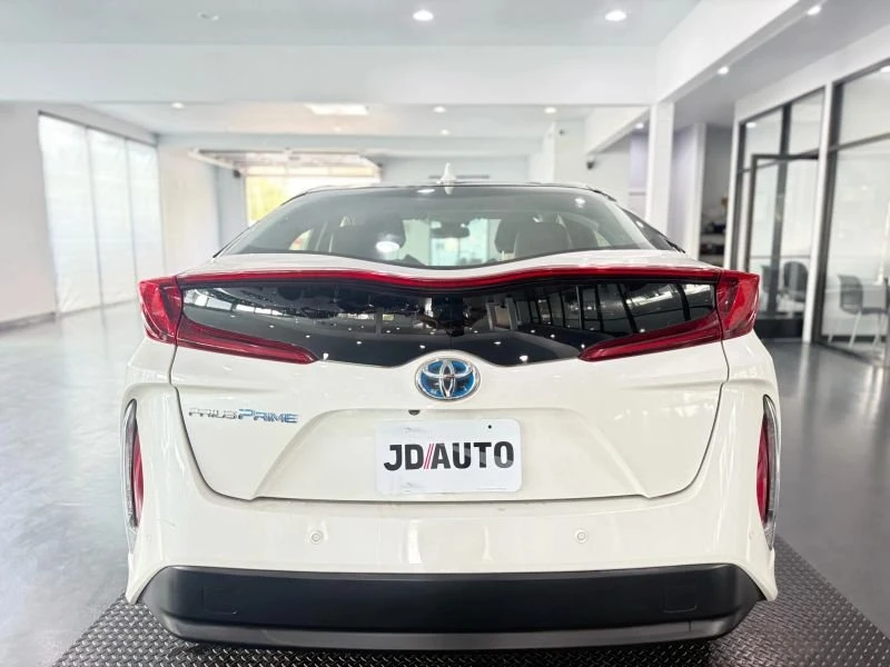 2017 Toyota Prius 4th Gen - Image 5 of 15