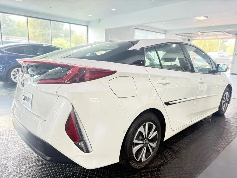 2017 Toyota Prius 4th Gen - Image 6 of 15