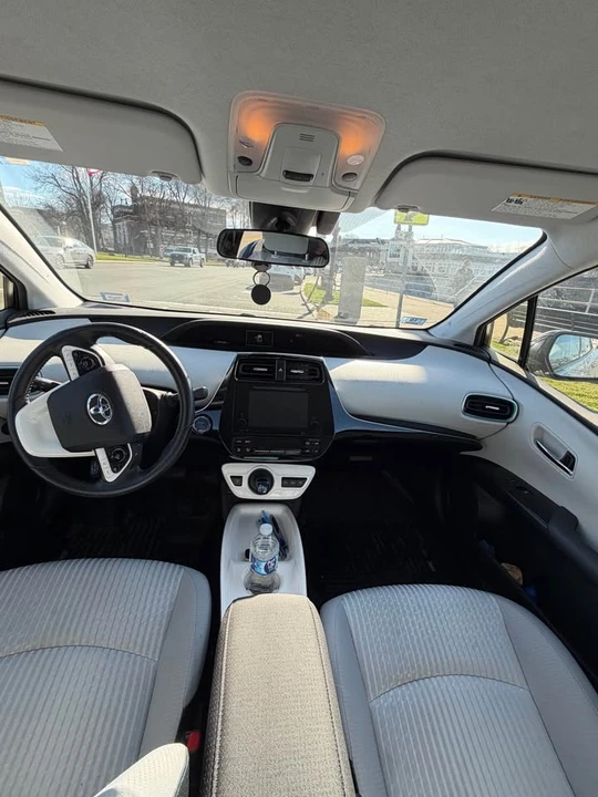 2017 Toyota Prius 4th Gen - Image 5 of 10