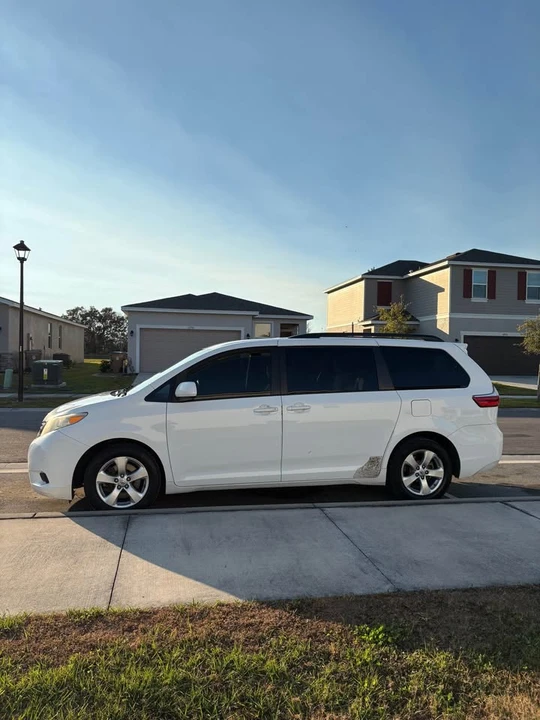 2017 Toyota Sienna 3rd Gen - Image 5 of 17