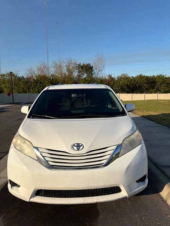 2017 Toyota Sienna 3rd Gen - Image 6 of 17