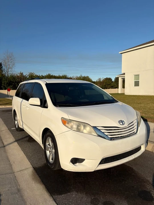2017 Toyota Sienna 3rd Gen - Image 8 of 17