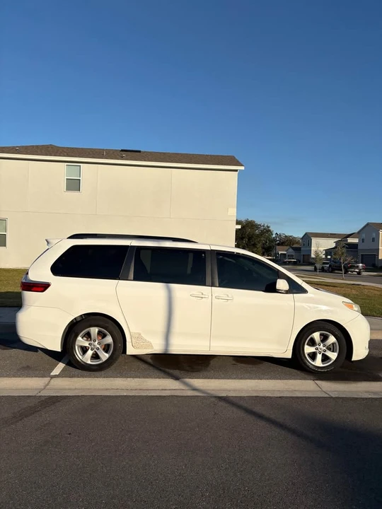 2017 Toyota Sienna 3rd Gen - Image 3 of 17