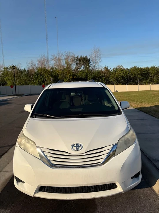 2017 Toyota Sienna 3rd Gen - Image 7 of 17