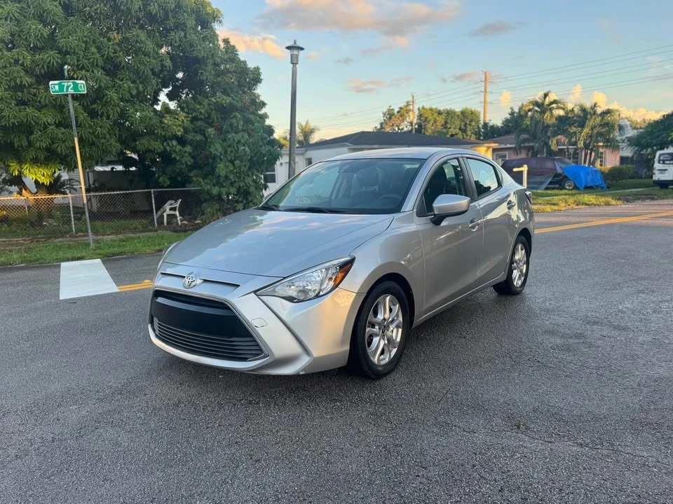 2017 Toyota Yaris - Image 2 of 12