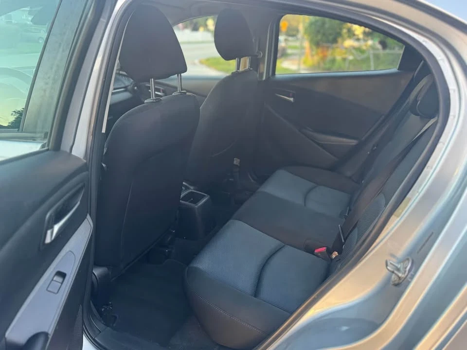 2017 Toyota Yaris - Image 10 of 12