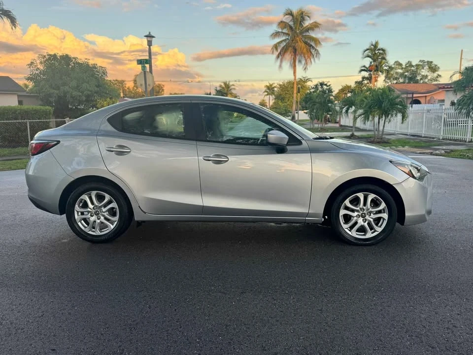 2017 Toyota Yaris - Image 6 of 12