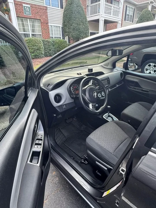 2017 Toyota Yaris - Image 6 of 8