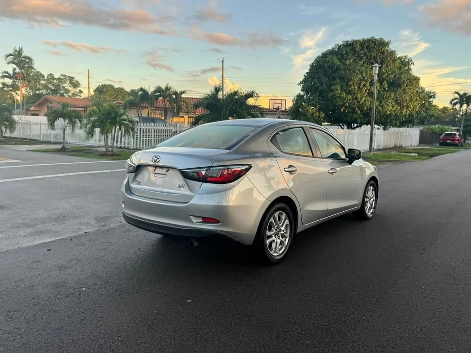 2017 Toyota Yaris - Image 10 of 12