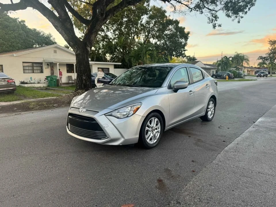 2017 Toyota Yaris - Image 9 of 12