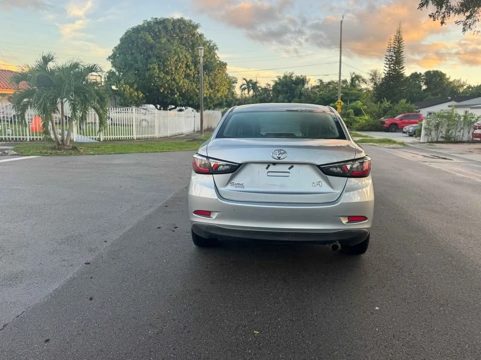 2017 Toyota Yaris - Image 11 of 12