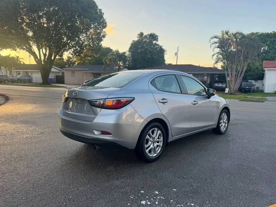 2017 Toyota Yaris - Image 6 of 12