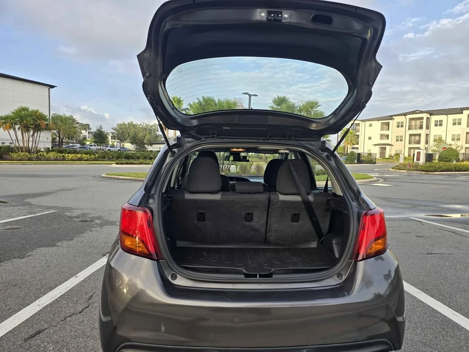 2017 Toyota Yaris - Image 7 of 12