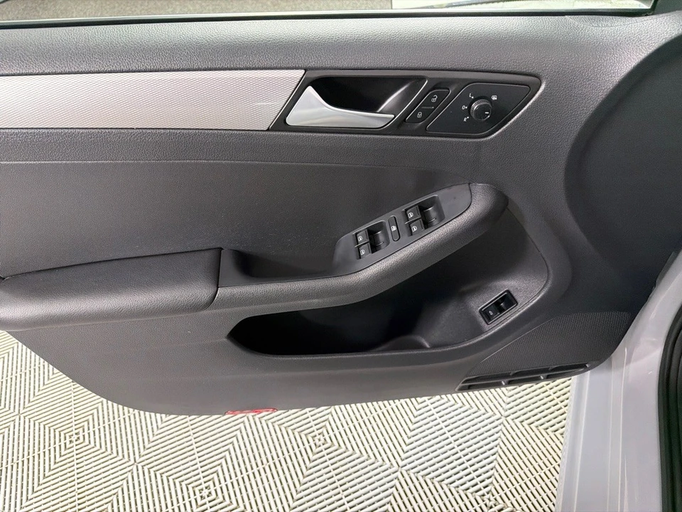 2017 Volkswagen A6 Jetta - Image 11 of 21