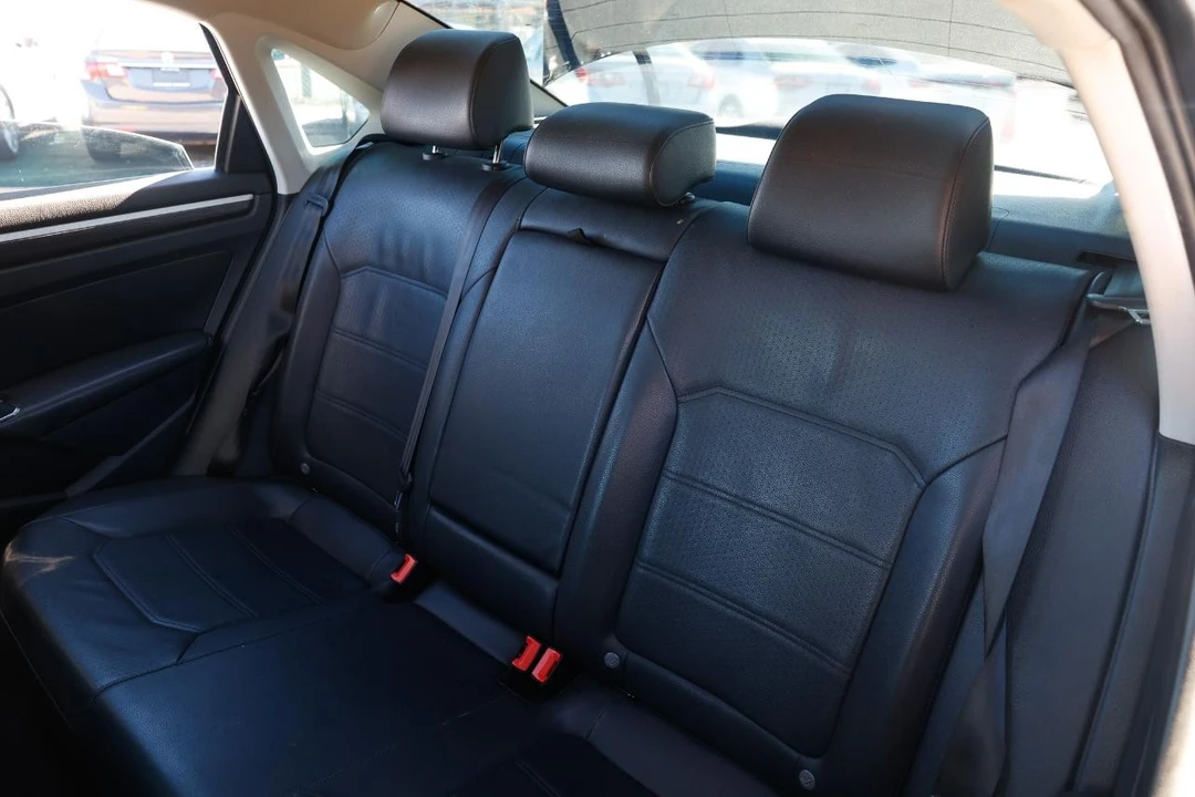 2017 Volkswagen Passat - Image 7 of 21