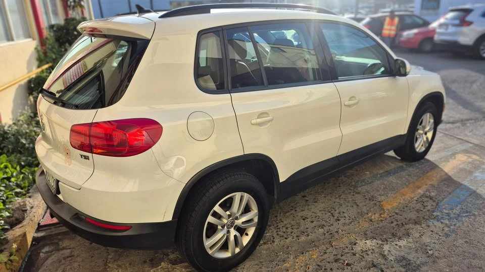 2017 Volkswagen Tiguan - Image 2 of 10