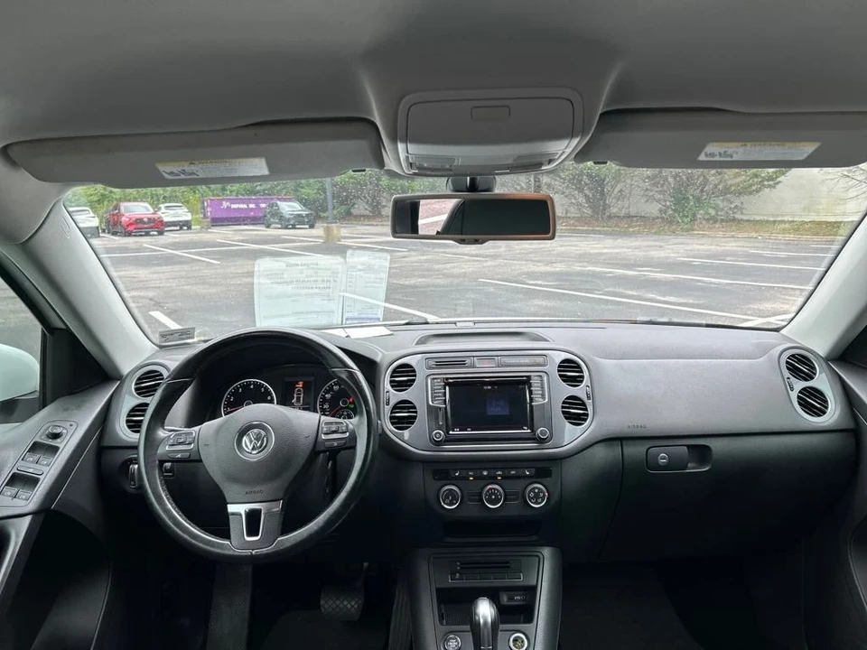 2017 Volkswagen Tiguan - Image 8 of 12