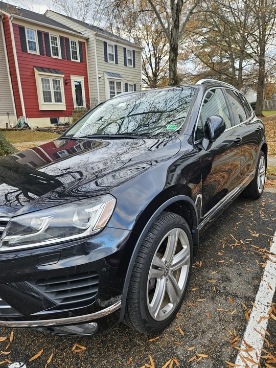 2017 Volkswagen Touareg - Image 2 of 15