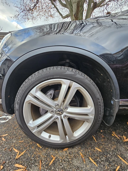 2017 Volkswagen Touareg - Image 4 of 15