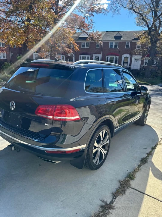2017 Volkswagen Touareg - Image 2 of 4