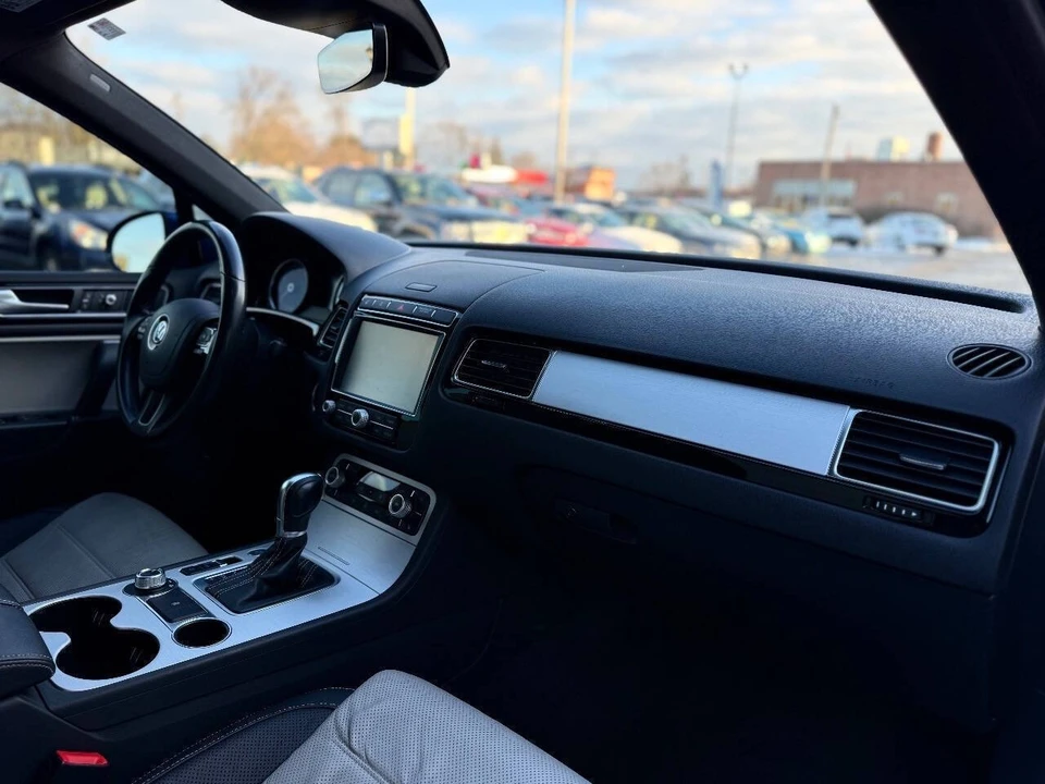 2017 Volkswagen Touareg - Image 15 of 21