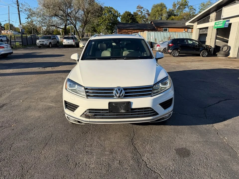 2017 Volkswagen Touareg - Image 2 of 16