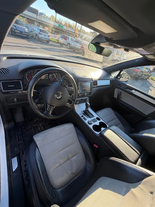 2017 Volkswagen Touareg - Image 6 of 16